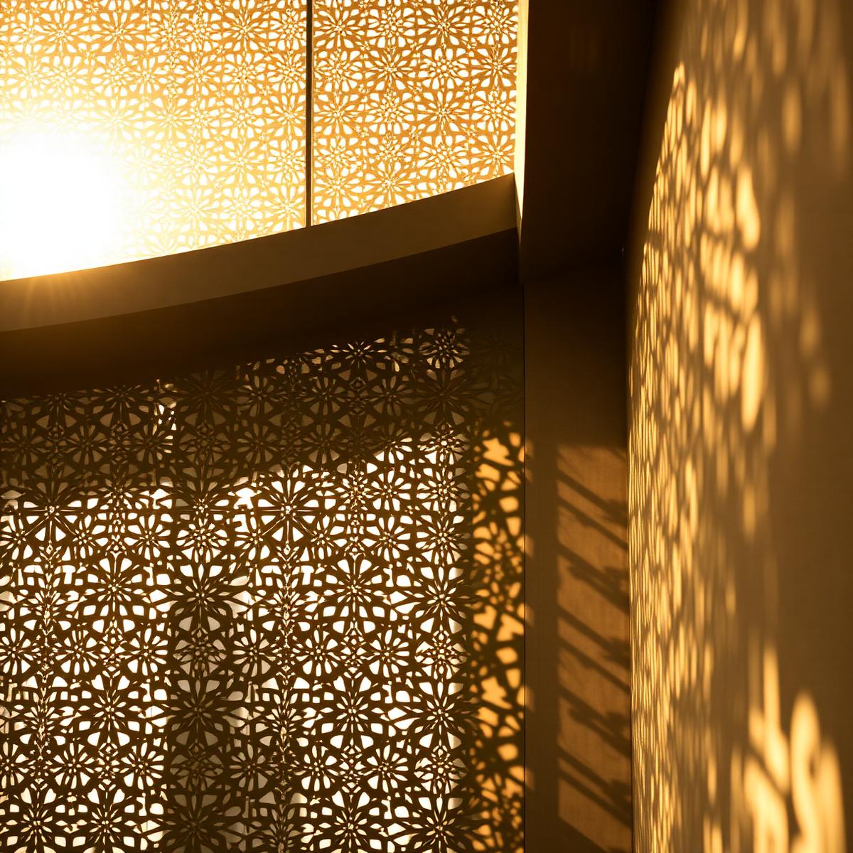 Panel Mashrabiya con luz atravesando patrones paramétricos